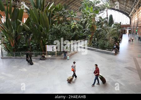 Un homme portant un visage couvrant des promenades à travers la gare d'Atocha à Madrid, alors que de nouvelles restrictions pour s'attaquer à la propagation du coronavirus sont entrées en vigueur dans la capitale de l'Espagne vendredi, y compris un couvre-feu à 23 heures,interdiction de se tenir au bar et réduction à 50 % de la capacité des bars et des restaurants.Date de la photo : vendredi 2 octobre 2020. Banque D'Images