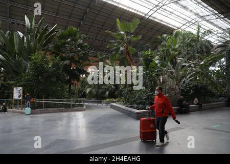 Un homme portant un visage couvrant des promenades à travers la gare d'Atocha à Madrid, alors que de nouvelles restrictions pour s'attaquer à la propagation du coronavirus sont entrées en vigueur dans la capitale de l'Espagne vendredi, y compris un couvre-feu à 23 heures,interdiction de se tenir au bar et réduction à 50 % de la capacité des bars et des restaurants.Date de la photo : vendredi 2 octobre 2020. Banque D'Images