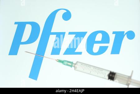 Une illustration montre une seringue médicale vue devant le logo de la société pharmaceutique américaine Pfizer affiché sur un écran.Date de la photo: Lundi 28 décembre 2020.Crédit photo: Isabel Infantes/EMPICS Banque D'Images