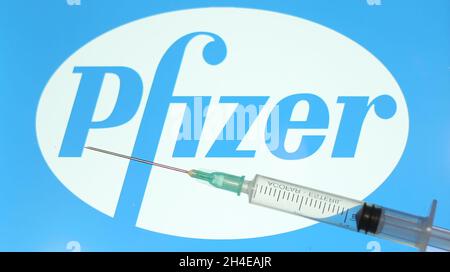 Une illustration montre une seringue médicale vue devant le logo de la société pharmaceutique américaine Pfizer affiché sur un écran.Date de la photo: Lundi 28 décembre 2020.Crédit photo: Isabel Infantes/EMPICS Banque D'Images