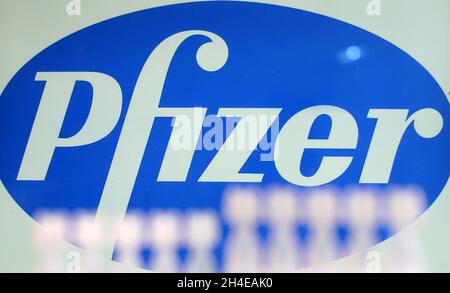 Une illustration montre les flacons médicaux vus devant le logo de la société pharmaceutique américaine Pfizer affiché sur un écran.Date de la photo: Lundi 28 décembre 2020.Crédit photo: Isabel Infantes/EMPICS Banque D'Images