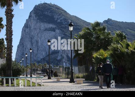 Les personnes marchant le long de la promenade de la Línea de la Concepcion par la frontière de Gibraltar avec l'Espagne, alors que le territoire britannique d'outre-mer a imposé un deuxième verrouillage pour ralentir le taux de hausse des cas de coronavirus,Quelques jours seulement après la conclusion d'un accord historique avec le gouvernement espagnol pour assurer la fluidité de l'après-Brexit le long de sa frontière.Date de la photo : dimanche 3 janvier 2021.Crédit photo devrait se lire: Isabel Infantes Banque D'Images