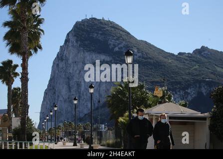 Les personnes marchant le long de la promenade de la Línea de la Concepcion par la frontière de Gibraltar avec l'Espagne, alors que le territoire britannique d'outre-mer a imposé un deuxième verrouillage pour ralentir le taux de hausse des cas de coronavirus,Quelques jours seulement après la conclusion d'un accord historique avec le gouvernement espagnol pour assurer la fluidité de l'après-Brexit le long de sa frontière.Date de la photo : dimanche 3 janvier 2021.Crédit photo devrait se lire: Isabel Infantes Banque D'Images