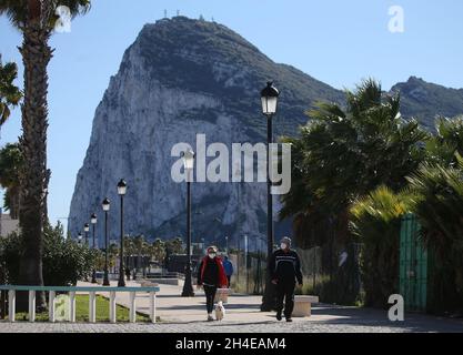 Les personnes marchant le long de la promenade de la Línea de la Concepcion par la frontière de Gibraltar avec l'Espagne, alors que le territoire britannique d'outre-mer a imposé un deuxième verrouillage pour ralentir le taux de hausse des cas de coronavirus,Quelques jours seulement après la conclusion d'un accord historique avec le gouvernement espagnol pour assurer la fluidité de l'après-Brexit le long de sa frontière.Date de la photo : dimanche 3 janvier 2021.Crédit photo devrait se lire: Isabel Infantes Banque D'Images