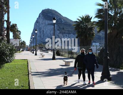 Les personnes marchant le long de la promenade de la Línea de la Concepcion par la frontière de Gibraltar avec l'Espagne, alors que le territoire britannique d'outre-mer a imposé un deuxième verrouillage pour ralentir le taux de hausse des cas de coronavirus,Quelques jours seulement après la conclusion d'un accord historique avec le gouvernement espagnol pour assurer la fluidité de l'après-Brexit le long de sa frontière.Date de la photo : dimanche 3 janvier 2021.Crédit photo devrait se lire: Isabel Infantes Banque D'Images