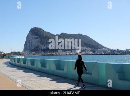 Les personnes marchant le long de la promenade de la Línea de la Concepcion par la frontière de Gibraltar avec l'Espagne, alors que le territoire britannique d'outre-mer a imposé un deuxième verrouillage pour ralentir le taux de hausse des cas de coronavirus,Quelques jours seulement après la conclusion d'un accord historique avec le gouvernement espagnol pour assurer la fluidité de l'après-Brexit le long de sa frontière.Date de la photo : dimanche 3 janvier 2021.Crédit photo devrait se lire: Isabel Infantes Banque D'Images