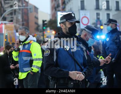 Les services d'urgence et les policiers sur place à la suite d'une explosion causée par une fuite de gaz présumée dans un immeuble résidentiel du centre-ville de Madrid, en Espagne.Selon les rapports, au moins trois personnes ont été tuées et huit blessées après la forte explosion.Date de la photo : mercredi 20 janvier 2021.Crédit photo devrait se lire: Isabel Infantes Banque D'Images