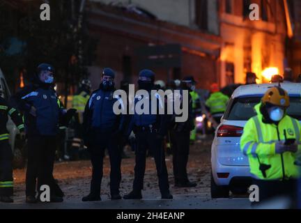 Les services d'urgence et les policiers sur place à la suite d'une explosion causée par une fuite de gaz présumée dans un immeuble résidentiel du centre-ville de Madrid, en Espagne.Selon les rapports, au moins trois personnes ont été tuées et huit blessées après la forte explosion.Date de la photo : mercredi 20 janvier 2021.Crédit photo devrait se lire: Isabel Infantes Banque D'Images