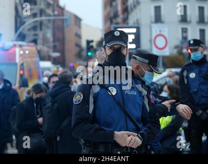 Les services d'urgence et les policiers sur place à la suite d'une explosion causée par une fuite de gaz présumée dans un immeuble résidentiel du centre-ville de Madrid, en Espagne.Selon les rapports, au moins trois personnes ont été tuées et huit blessées après la forte explosion.Date de la photo : mercredi 20 janvier 2021.Crédit photo devrait se lire: Isabel Infantes Banque D'Images