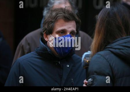 Le maire de Madrid, José Luis Martínez-Almeida Díaz, parle aux médias sur place à la suite d'une explosion causée par une fuite de gaz présumée dans un immeuble résidentiel du centre-ville de Madrid, en Espagne.Selon les rapports, au moins trois personnes ont été tuées et huit blessées après la forte explosion.Date de la photo : mercredi 20 janvier 2021.Crédit photo devrait se lire: Isabel Infantes Banque D'Images