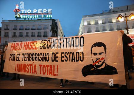 Manifestants lors d'un rassemblement contre l'emprisonnement de Pablo Hasel sur la Plaza del sol, Madrid, Espagne.Le rappeur espagnol a été condamné à plus de deux ans pour avoir glorifié le terrorisme et insulté la couronne.Date de la photo: Mercredi 17 février 2021.Crédit photo devrait se lire: Isabel Infantes Banque D'Images