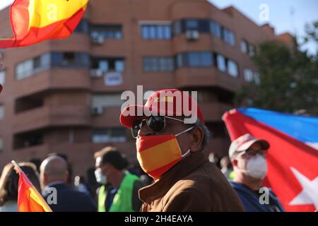 Les partisans du parti politique d'extrême-droite VOX portant des drapeaux espagnols lors de la campagne électorale régionale de Madrid dans le quartier de Vallecas, Madrid, Espagne.Date de la photo: Mercredi 7 avril 2021.Crédit photo: Isabel Infantes Banque D'Images