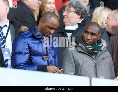 Photo du dossier datée du 19-01-2014, d'anciens coéquipiers d'Arsenal, Patrick Vieira et sol Campbell.Sol Campbell a révélé qu'il passera du temps avec l'ancien coéquipier d'Arsenal Patrick Vieira au Crystal Palace alors qu'il cherche à reprendre la direction.Date de publication : le mardi 2 novembre 2021. Banque D'Images