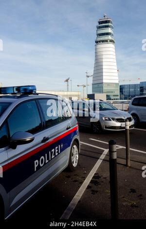 Voiture de police de l'aéroport de Vienne garée à l'extérieur Banque D'Images