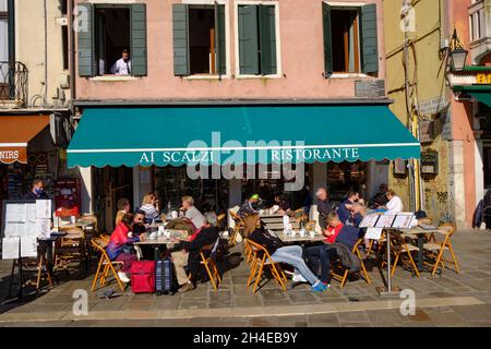 Touristes assis au café à Venise Italie Banque D'Images