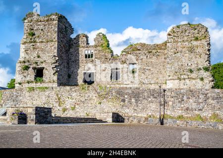 Les ruines du château de Manorhamilton, érigé en 1634 par Sir Frederick Hamilton - Comté de Leitrim, Irlande. Banque D'Images