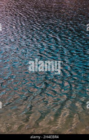 Belle vue des ondulations sur la surface de l'eau Banque D'Images