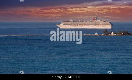 Nassau, Bahamas - 1er mars 2018 : le bateau de croisière Carnival Cruise Lines part du port des Bahamas pendant la soirée Banque D'Images