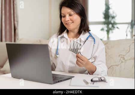 le médecin recommande des pilules en ligne.Portrait d'une femme souriante médecin consultant patient par appel vidéo dans le chat en ligne sur ordinateur.Technologie, télémédic Banque D'Images