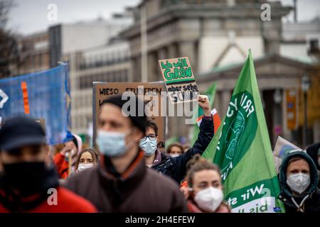 Plakat: ICH will Grün aber sehe Schwarz.AM 22.Oktober 2021 versammelten sich mehrere zehntausend Menschen aus ganz Deutschland à Berlin, UM mit Fridays for future Druck auf die Koalitionsverhandler von SPD, Bündnis 90/Die Grünen und FDP auszuüben, damit diese die Wahlverspren in Sachen Klimaschutzen, Bünen und Zhingeren 5.Diese Woche Hat FFF eine liste an Forderungen an die neue Regierung vorgestellt.Die Demonstration musste auf Grund einer Unwetterwarnung vorzeitig beendet werden.* le 22 octobre 2021 a multiple dix milliers de personnes de tout GE Banque D'Images