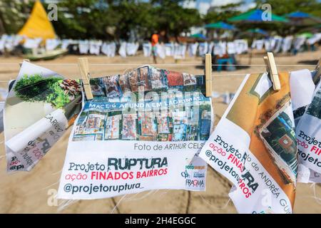 AL - Maceio - 11/02/2021 - PROJET MACEIO, RUPTURA - des photos du projet Ruptura sont exposées sur les sables de la plage de Pajuca ce mardi (2).L'action affiche des photos qui illustrent les maisons et la population des quartiers de Bebedouro, Pinheiro, Mutange et BOM Parto, affectés par le naufrage du sol qui a été attribué aux activités d'extraction menées par des entreprises de la région.Photo: Itawi Albuquerque/AGIF/Sipa USA crédit: SIPA USA/Alay Live News Banque D'Images