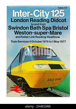 Un petit carnet d'horaires pour la gare de Londres Paddington dans le pays ouest de l'Angleterre, publié en 1976, lorsque le service utilisait les nouveaux trains Inter-City 125.L'InterCity 125 (à l'origine Inter-City 125, ou train à grande vitesse) était un train de voyageurs à grande vitesse à moteur diesel construit par British Rail Engineering Limited entre 1975 et 1982.La photo montre le nez distinctif du train.L'avant profilé ne disposait pas de tampons conventionnels et la roue d'attelage était dissimulée sous un capot, un motif vintage des années 1970. Banque D'Images