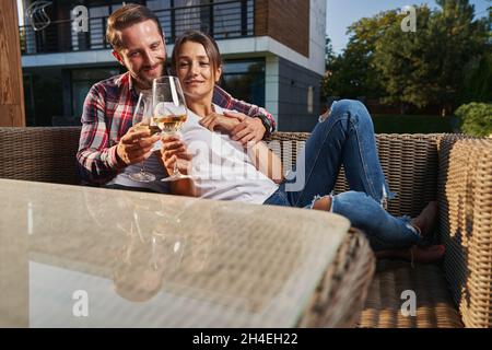 Charmante femme caucasienne et homme confiant qui passe du temps ensemble en plein air Banque D'Images