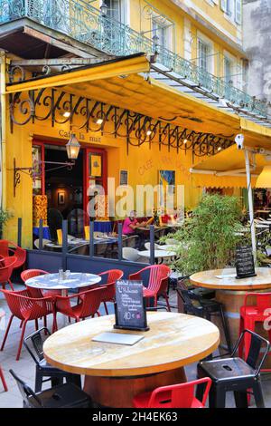 ARLES, FRANCE - 1er OCTOBRE 2021 : les gens visitent le café Van Gogh à Arles, France.De nombreux tableaux de Vincent Van Gogh présentent la ville d'Arles et ce café. Banque D'Images