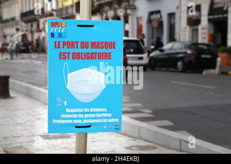 SETE, FRANCE - 2 OCTOBRE 2021 : panneau de rue informant sur le port obligatoire d'un masque facial dans le centre-ville de Sete, France. Banque D'Images