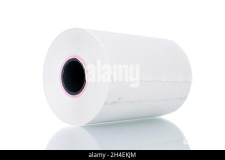 Un rouleau de ruban de caisse en papier, isolé sur du blanc. Banque D'Images