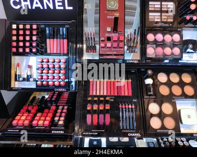 COLOGNE, ALLEMAGNE - 22 SEPTEMBRE 2021 : cosmétiques et produits de beauté de luxe chers de marque Chanel dans un magasin hors taxes de l'aéroport de Cologne, Allemagne. Banque D'Images
