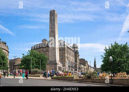 Cenotaph Harrogate, vue en été du mémorial de guerre de Cenotaph situé dans les jardins du croissant Cambridge, dans le centre de Harrogate, dans le Yorkshire du Nord, au Royaume-Uni Banque D'Images