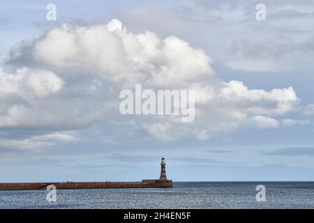 Nuage au-dessus du phare de Roker et de la jetée à l'entrée du port de Sunderland, Angleterre. Banque D'Images