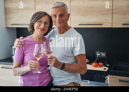 Couple de personnes âgées heureux célébrant quelque chose avec du champagne Banque D'Images