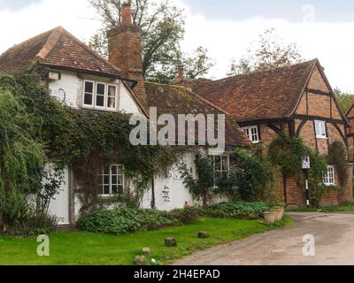 Propriétés d'époque dans le village pittoresque de Turville dans les collines Chiltern Buckinghamshire Angleterre Royaume-Uni Banque D'Images