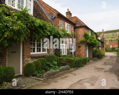 Rangée de chalets en briques rouges dans le village pittoresque de Turvile Buckinghamshire Angleterre Royaume-Uni souvent utilisé comme lieu de tournage Banque D'Images