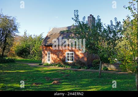 Vue sur Toad Hole Cottage, une ancienne maison de Marshman, près de la rivière Ant sur les Norfolk Broads à How Hill, Ludham, Norfolk, Angleterre, Royaume-Uni. Banque D'Images