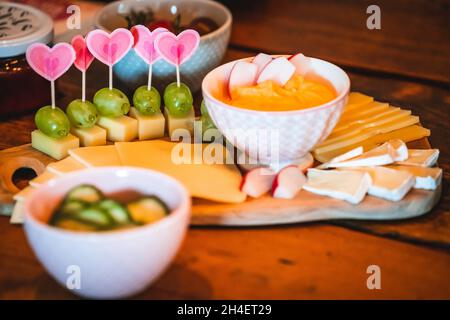 Assiette d'un assortiment de chee frais sur la table en bois Banque D'Images