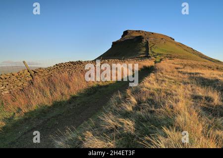 Sentier menant au sommet de Penyghent, une montagne dans les Yorkshire Dales et l'un des célèbres « trois sommets ». Banque D'Images