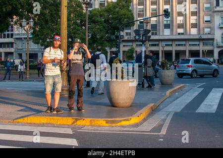 BUENOS AIRES, ARGENTINE - 29 juillet 2015: Touristes dans la rue près de Plaza de Mayo, Buenos Aires, Argentine. Banque D'Images