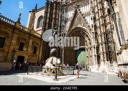 Séville, Espagne - 09 septembre 2015 : file d'attente pour les musées de la cathédrale de Séville.Réplique de la statue d'El Giraldillo ou Triumph de la foi victorieuse Banque D'Images