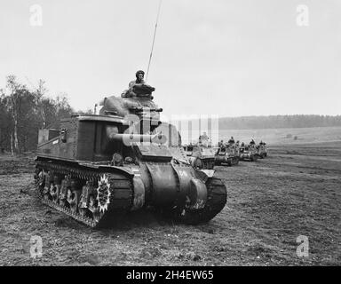 Une photo vintage vers 1942 une ligne de M3 General Lee ou Lee Medium chars américains sur les manoeuvres d'entraînement en Angleterre pendant la Seconde Guerre mondiale.Construit d'août 1941 à décembre 1942, il a servi dans tous les grands théâtres pendant la Seconde Guerre mondiale. Banque D'Images