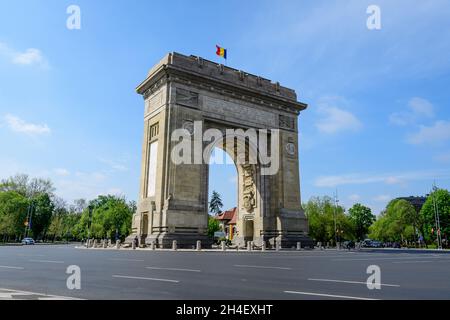 Bucarest, Roumanie, 30 avril 2021 : Arcul de TRIUMF (l'Arc de Triomphe) est un arc et un monument triomphal, situé dans la partie nord de la ville Banque D'Images