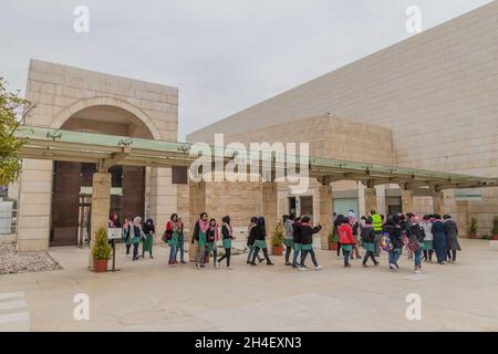 AMMAN, JORDANIE - 23 MARS 2017 : des filles d'école visitent le Musée de Jordanie à Amman Banque D'Images