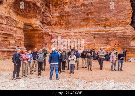 PETRA, JORDANIE - 23 MARS 2017: Groupe de touristes dans la ville antique de Petra, Jordanie Banque D'Images