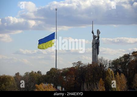 Le Monument de la mère patrie à Kiev Banque D'Images