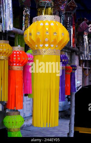 Pune, Maharashtra, Inde, 30 octobre 2021 - lanternes traditionnelles colorées de formes diverses Akash kandil (lampes décoratives Diwali) Hang Out Side shop. Banque D'Images