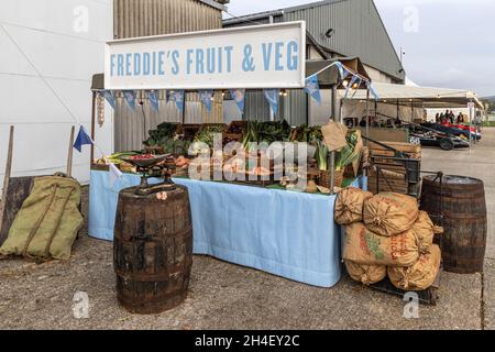 Freddie's fruit & Drink stall.Un marché modèle avec de vrais fruits et légumes à la 78e réunion des membres de Goodwood, Sussex, Royaume-Uni. Banque D'Images