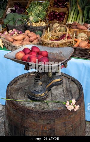 Freddie's fruit & Drink stall.Un marché modèle avec de vrais fruits et légumes à la 78e réunion des membres de Goodwood, Sussex, Royaume-Uni. Banque D'Images