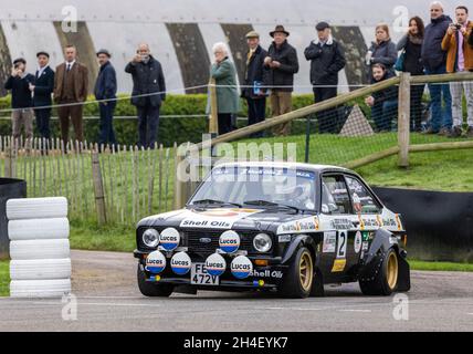 1979 Ford Escort Mk2 avec le pilote Jason Lepley pendant la Super Special Stage à la 78e réunion des membres de Goodwood, Sussex, Royaume-Uni. Banque D'Images